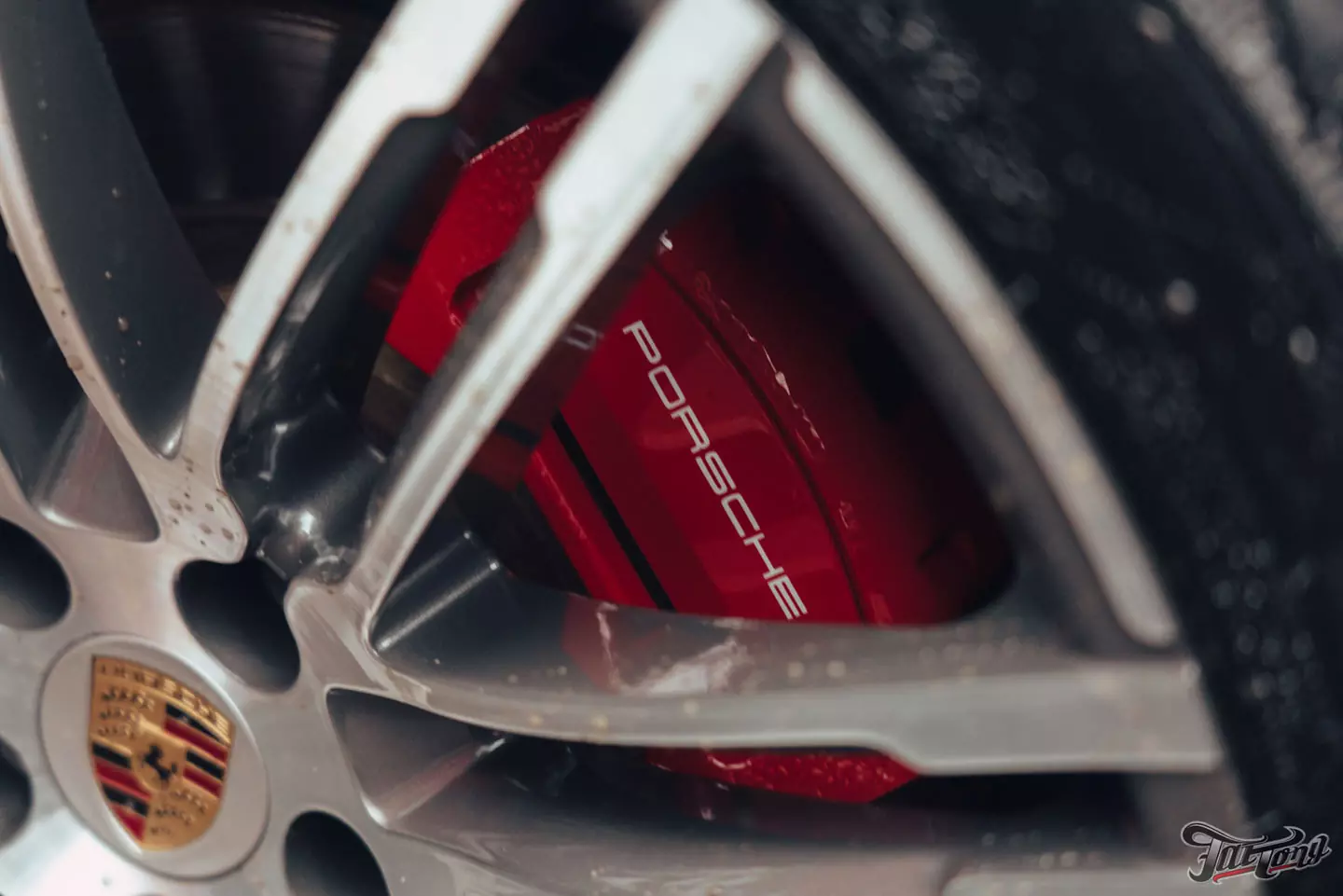 Кузовной ремонт Porsche Macan после ДТП + окрас суппортов и дисков